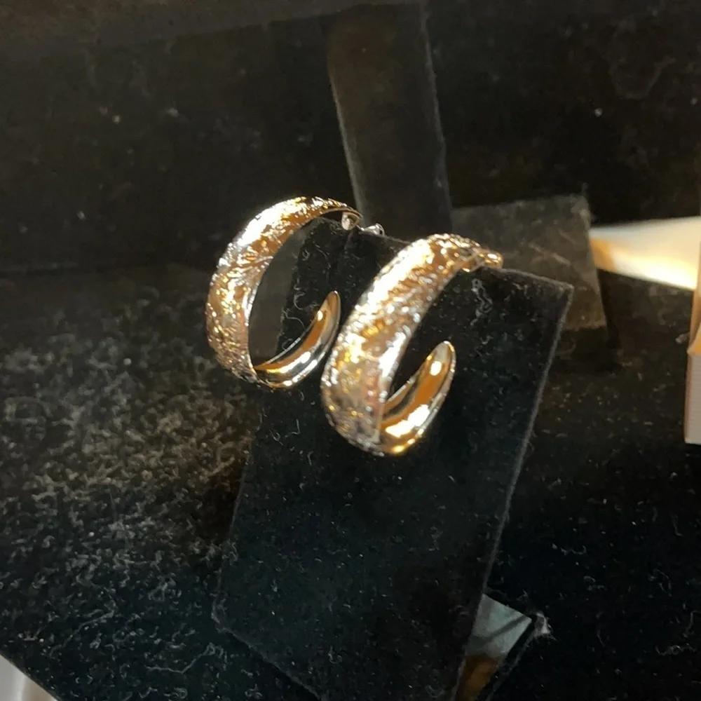 Avon (1992) Vintage Floral Etched Hoop Earrings SilverTone